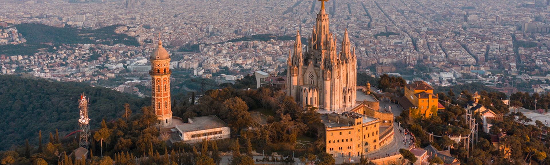 Eine Luftaufnahme der Sühnekirche des Heiligen Herzens auf dem Berg Tibidabo in Barcelona