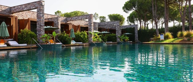 Vier Terrassen mit direktem Poolzugang