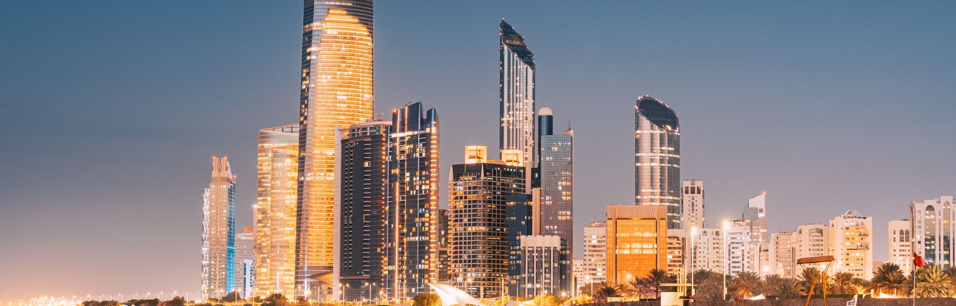 Hell erleuchtete Hochhäuser von Abu Dhabi in der Nacht