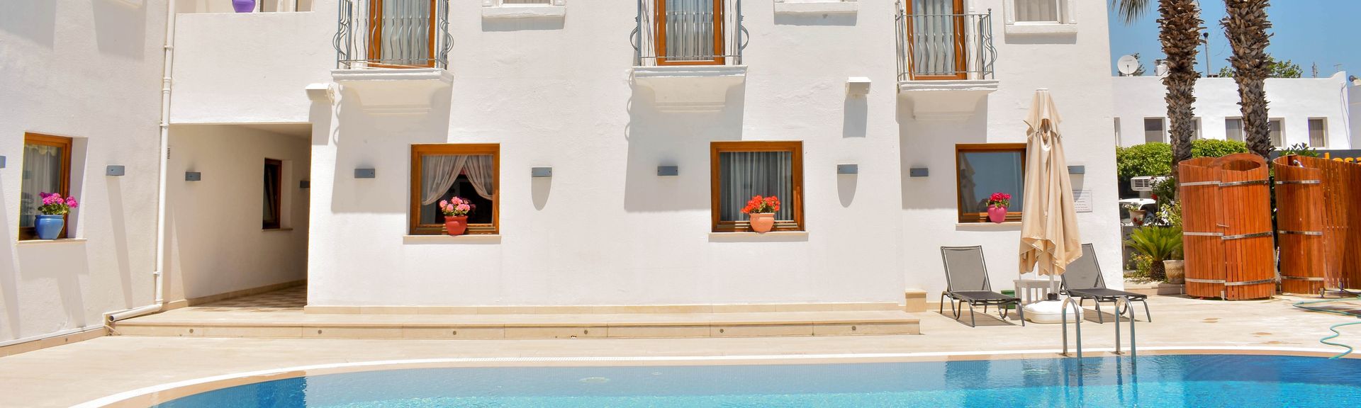 Weiße Häuserwand eines Boutiquehotels 