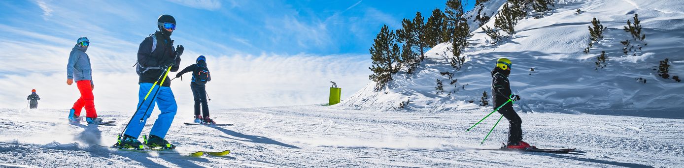 Skifahrer auf einer Schneebedeckten Piste