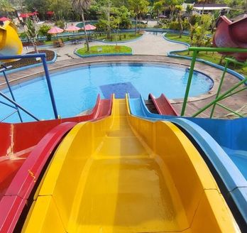 Drei bunte Wasserutschen