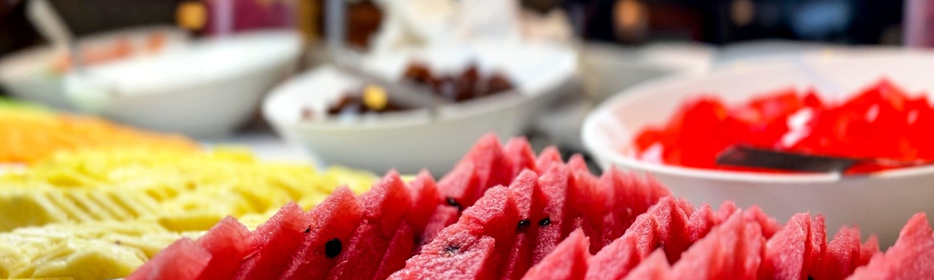Wassermelonen und anderes Obst als Buffet