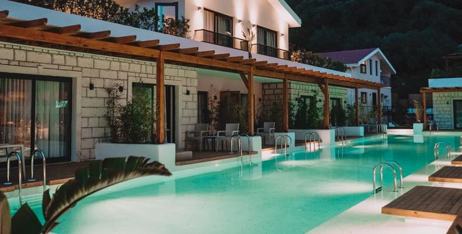 Ein beleuchteter Pool eines eleganten Boutiquehotels