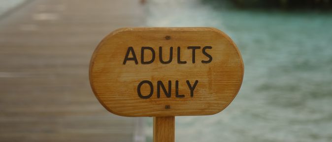 Adults only Schild am Strand