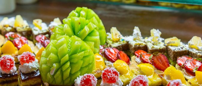 Eine Auswahl von Desserts und Obst
