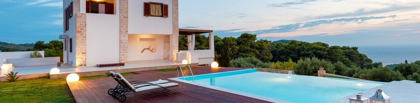 Privater Pool bei Dämmerung mit einem Haus im Hintergrund