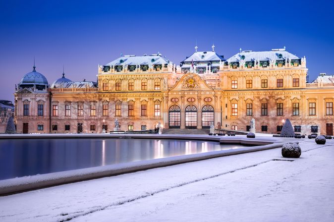 Beeindruckender Palast bei Schnee im Winter
