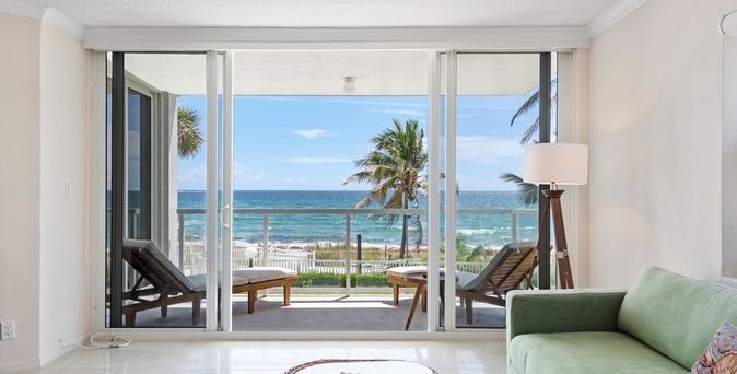 Ein Hotelzimmer mit Balkon und Meerblick