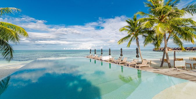 Ein Pool mit direktem Zugang zum Strand