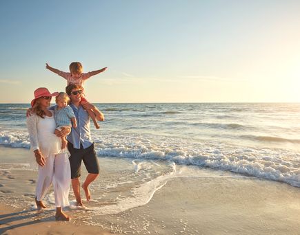Familie macht einen Strandspaziergang