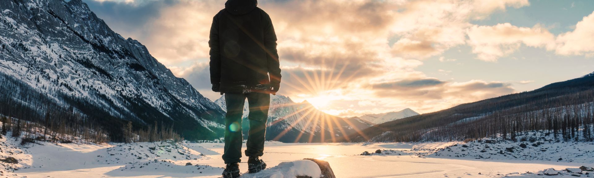 Mann schaut auf Schneebedeckten See