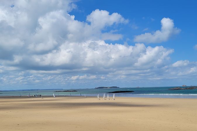 Strand mit Meer und Strandseglern bei Saint Malo