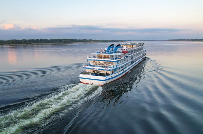 Flusskreuzfahrtschiff, dass auf einem breiten Fluss fährt