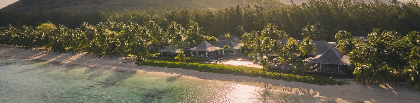 Hotelanlage direkt am Strand vor dem Berg Le Morne