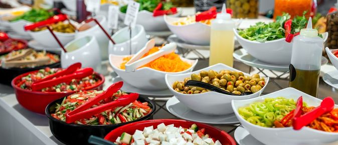 Ein Buffet mit verschiedenen Salaten und Beilagen