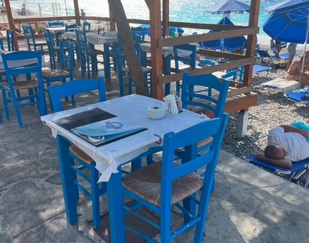 blauer Tisch am Meer