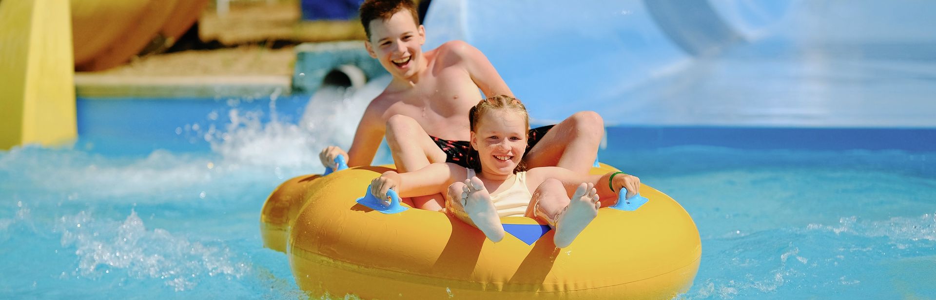 Zwei Kinder auf einem Schwimmring in einem Aquapark