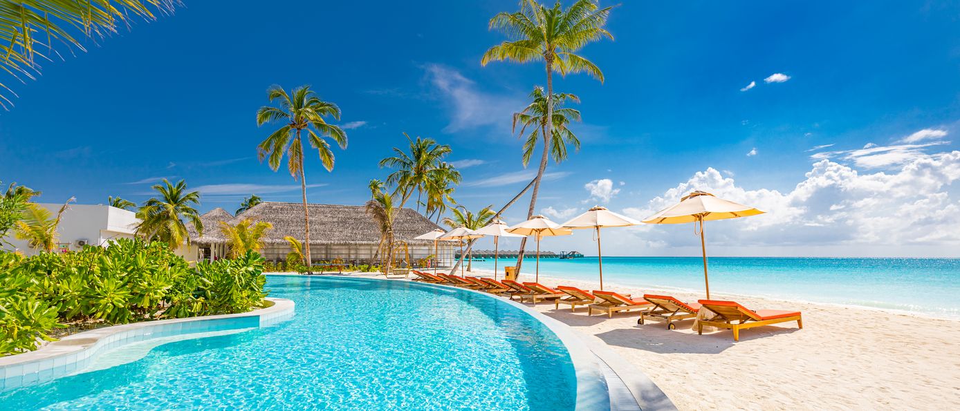 Pool mit direktem Strandzugang und Liegen 