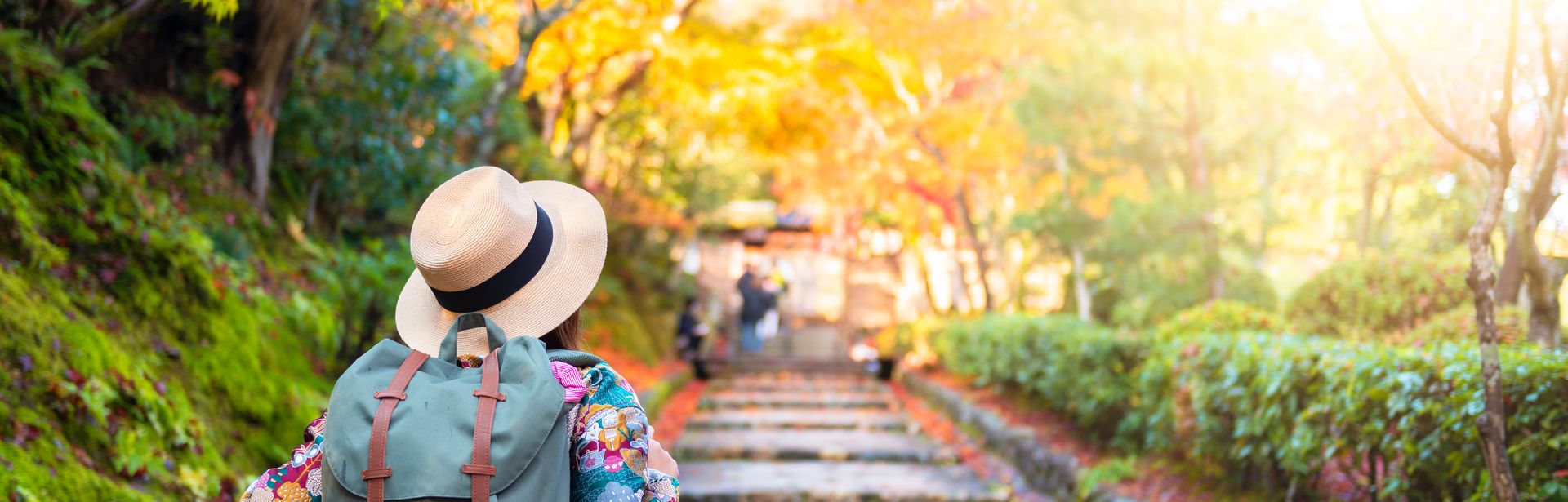 Touristin mit Rucksack in Japan