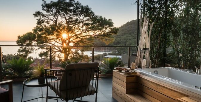 Balkon mit Whirlpool mit Ausblick auf den Sonnenuntergang über dem Meer