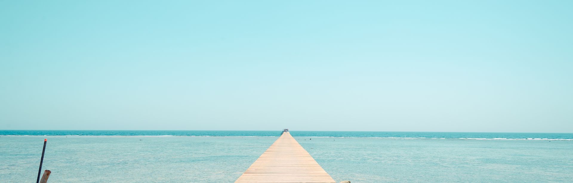 Langer Steg, der ins Meer führt