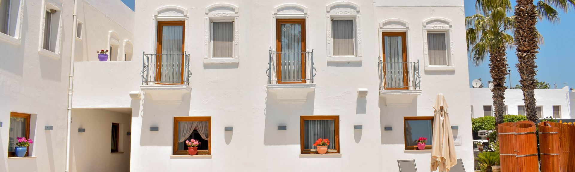 Weiße Häuserwand eines Boutiquehotels 