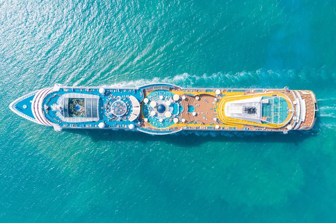 Ein großes Kreuzfahrtschiff von oben