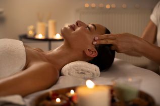 Eine Frau erhält eine Kopfmassage