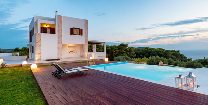 Privater Pool bei Dämmerung mit einem Haus im Hintergrund