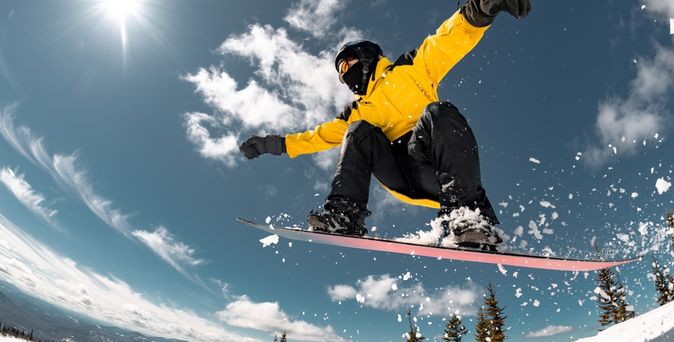 Mann auf einem Snowboard springt in der Luft