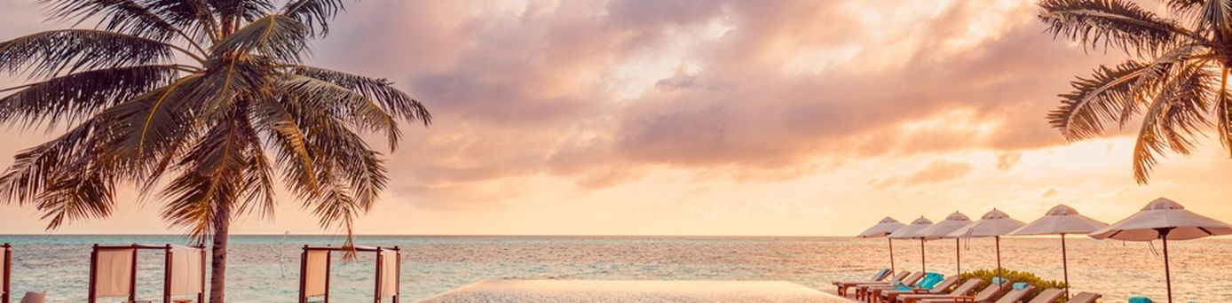 Ein Pool mit Meerblick bei Sonnenuntergang