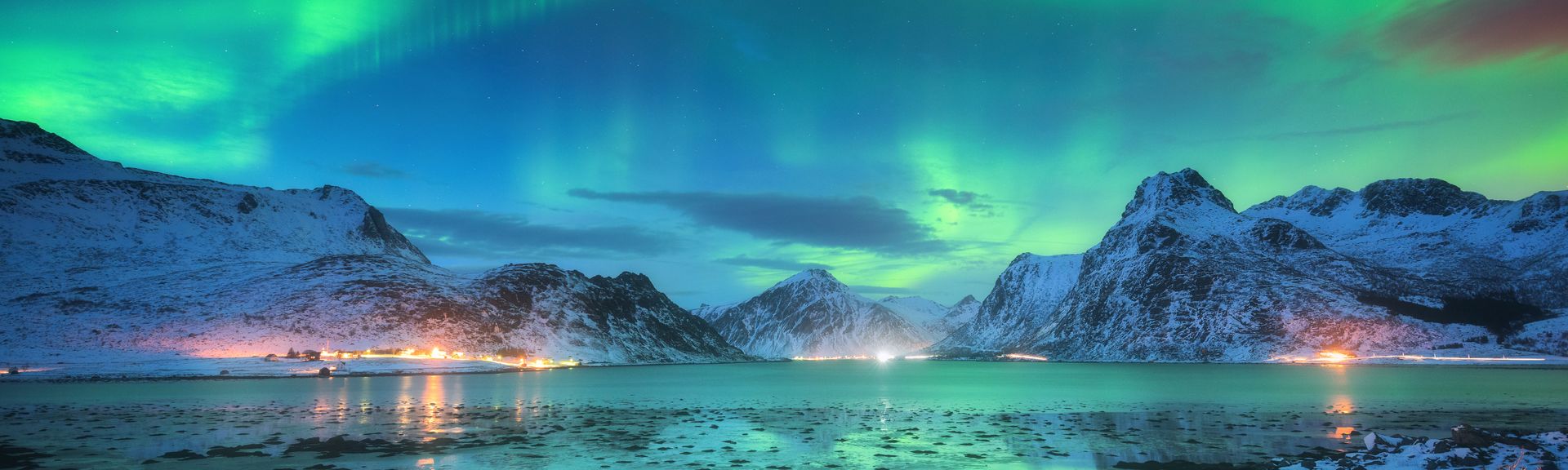 Polarlichter über einem See