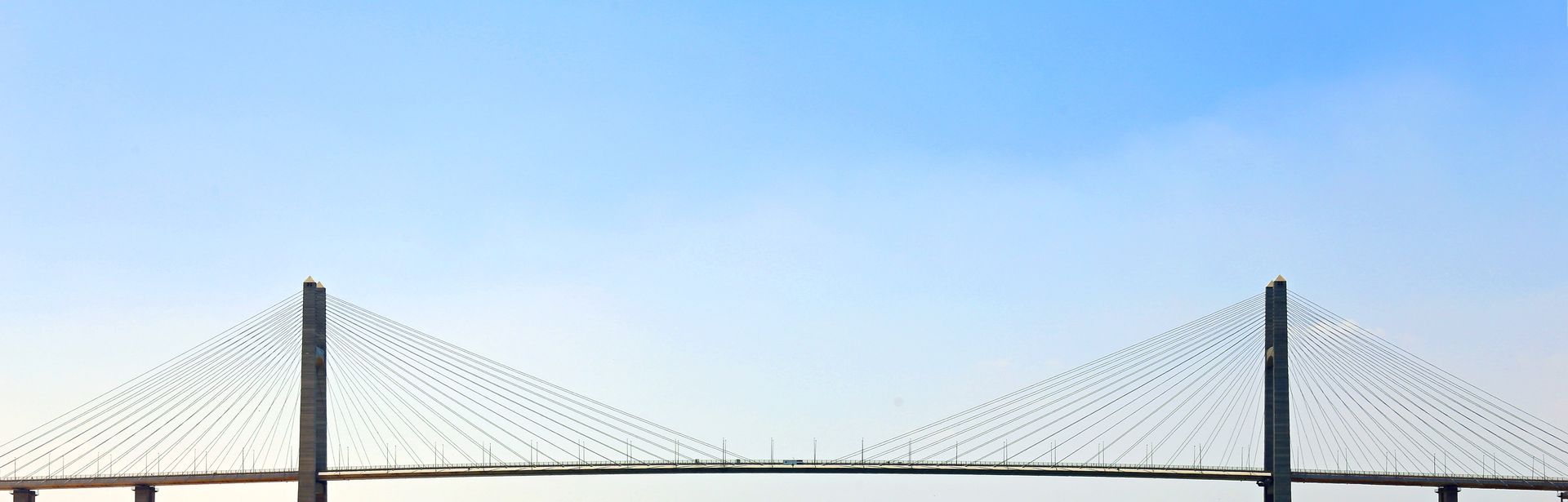 Hängebrücke über dem Suezkanal in Ägypten an einem klaren, sonnigen Tag.