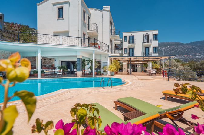 Ein kleines Boutiquehotel mit einem Pool 