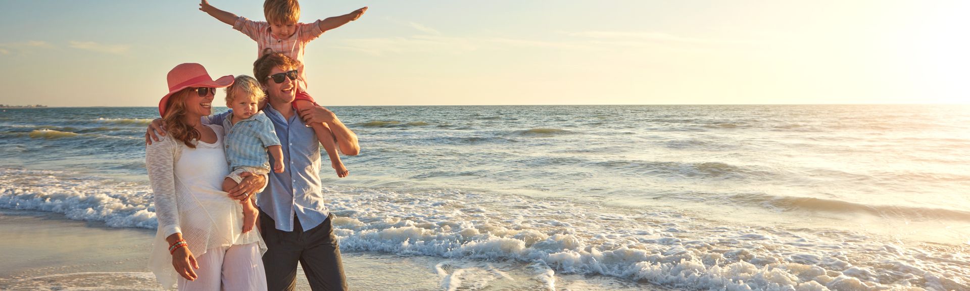Familie macht einen Strandspaziergang