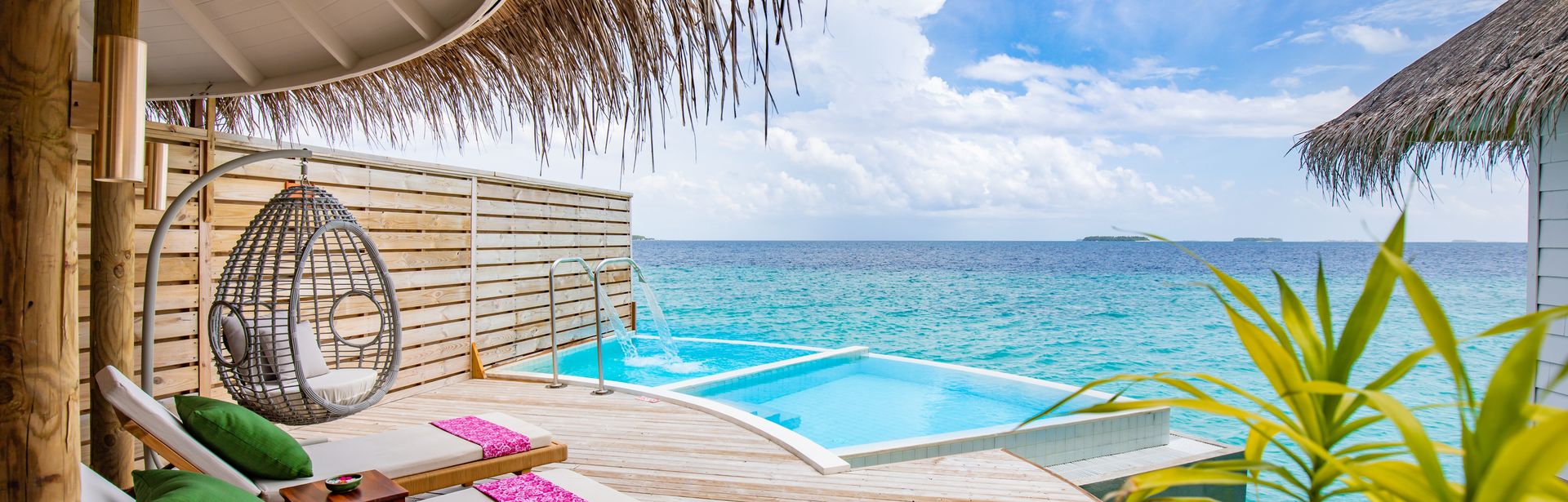 Eine Terrasse mit Privatpool und gemütlichen Liegen über dem Meer