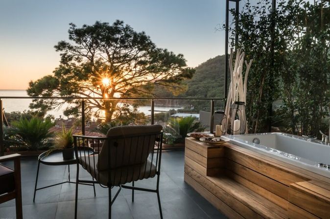 Balkon mit Whirlpool mit Ausblick auf den Sonnenuntergang über dem Meer