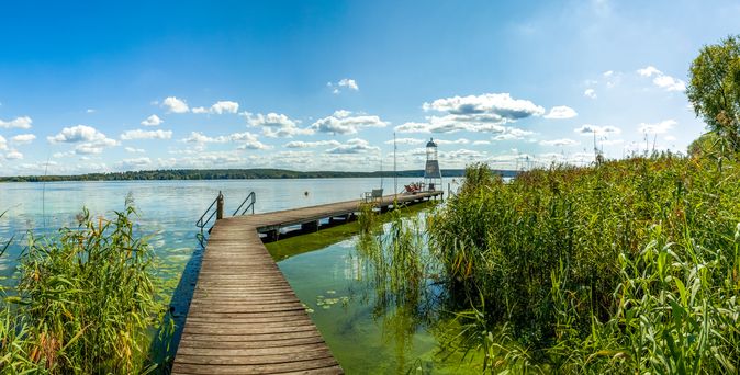 Steg der auf einen Fluss in Deutschland führt