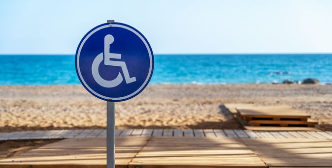 Barrierefreier Sandstrand, ausgewiesen durch ein Schild