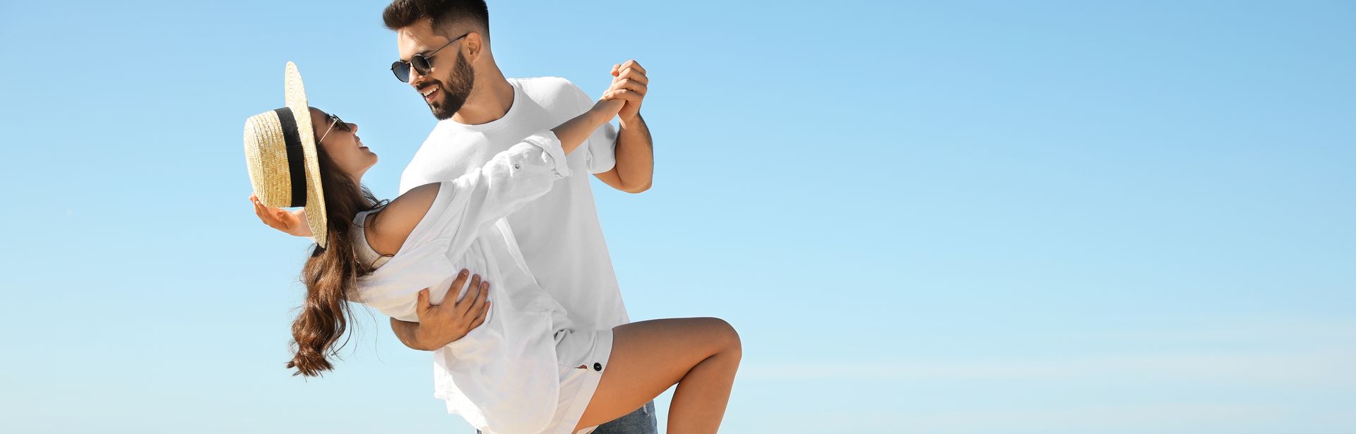 Ein Paar tanzt am Strand