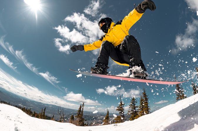 Mann auf einem Snowboard springt in der Luft