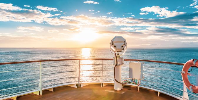 Panoramablick auf das Meer mit einem schönen Sonnenuntergang auf einem Kreuzfahrtschiff