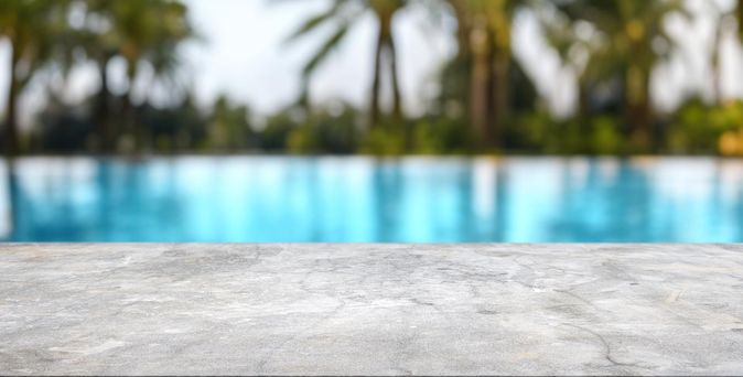 Ein Pool mit verschwommenen Palmen im Hintergrund