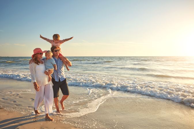 Familie macht einen Strandspaziergang