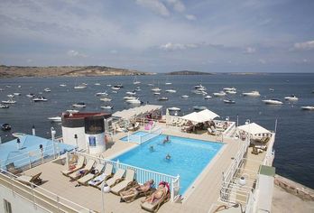 Gillieru Harbour Hotel