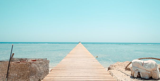 Langer Steg, der ins Meer führt