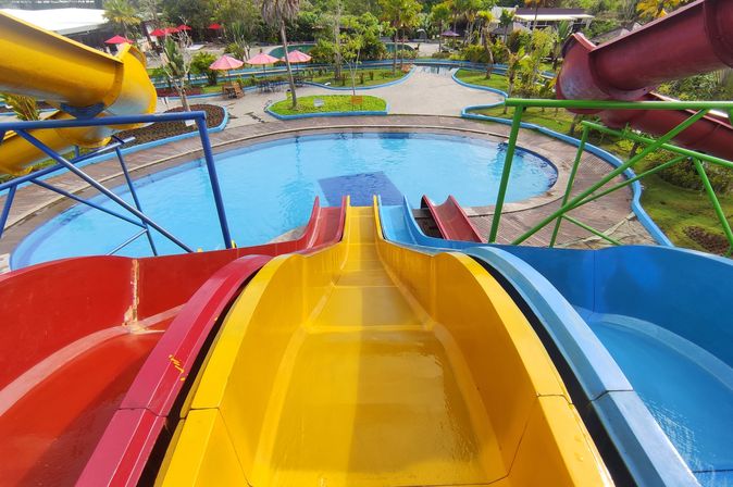 Drei bunte Wasserutschen