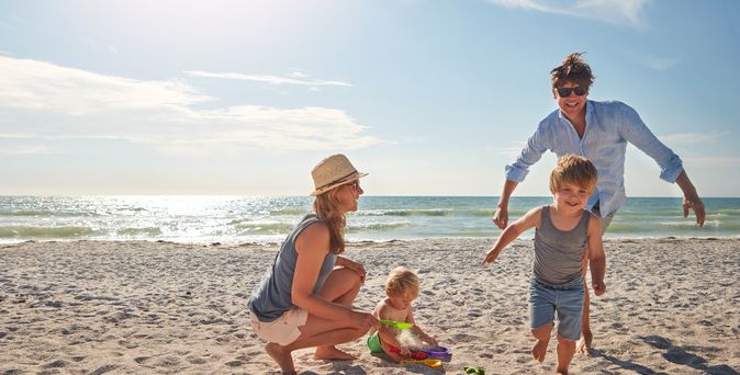 Eine Familie spielt am Strand