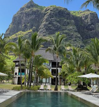Dinarobin Beachcomber Pool und Le Morne